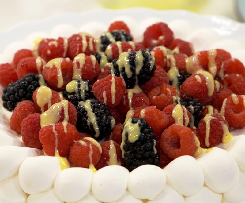 Pavlova met rood fruit en advocaat