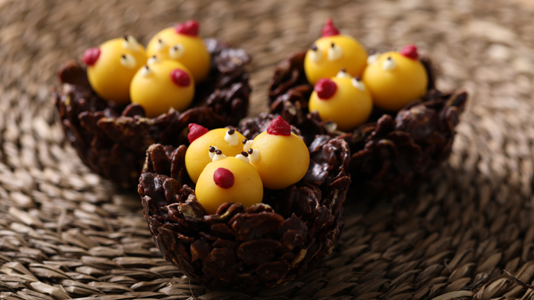 Chocoladenestjes met kuikens van marsepein