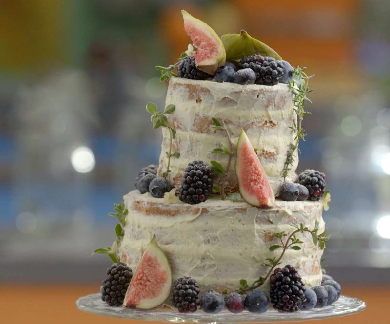 Naked cake met bessen en kruiden