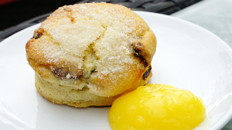 Scones met lemon curd