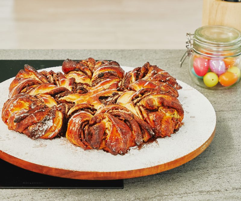 Babka met pecannoten, rozijnen en kaneel