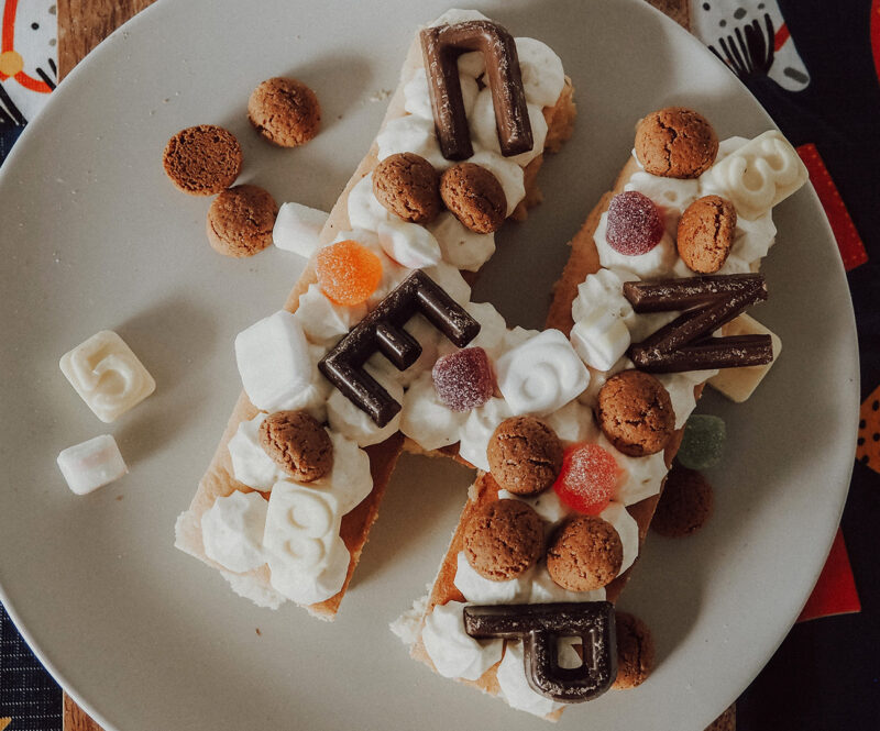 Bakken voor Sinterklaas: cakeletters met strooigoed