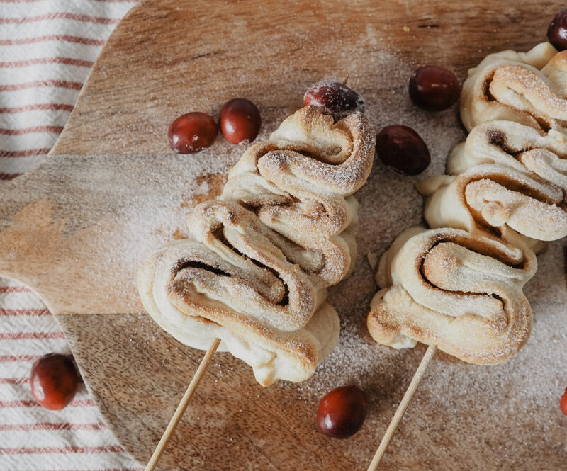 Zo maak je kerstboompjes van croissantdeeg