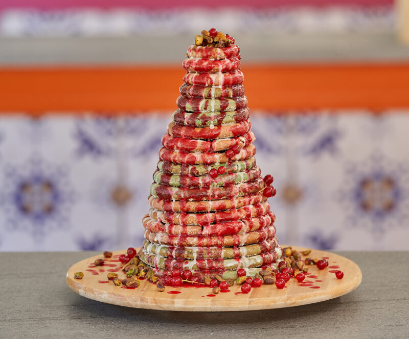 Kransekake met aalbessen en pistachenoten