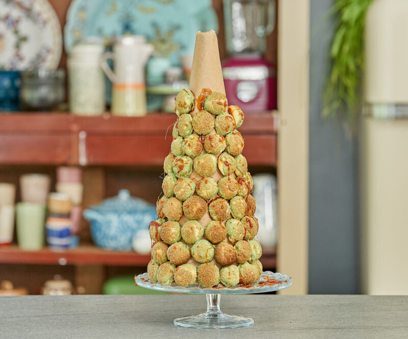 Croquembouche met pandanbladeren