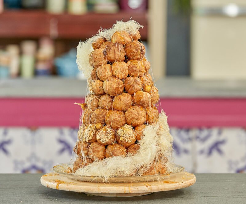 Croquembouche met gezouten karamel en tahin