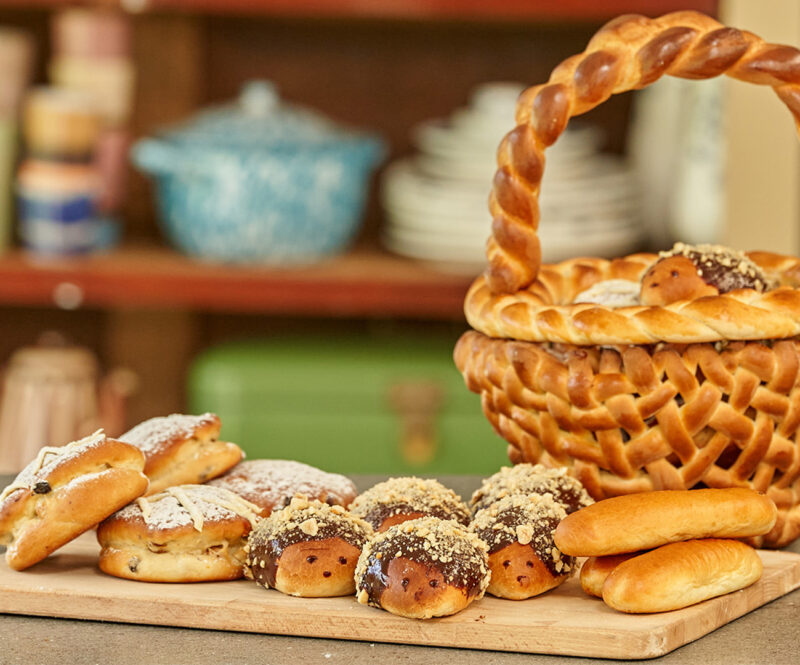 Broodmand met egelbroodjes en worstenbrood