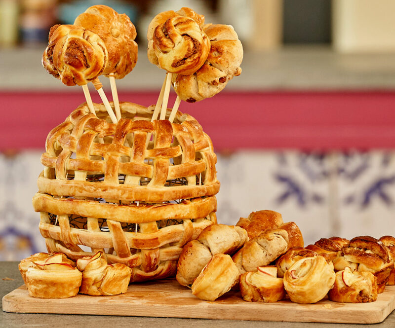 Broodmand met appel- en rozijnenbroodjes