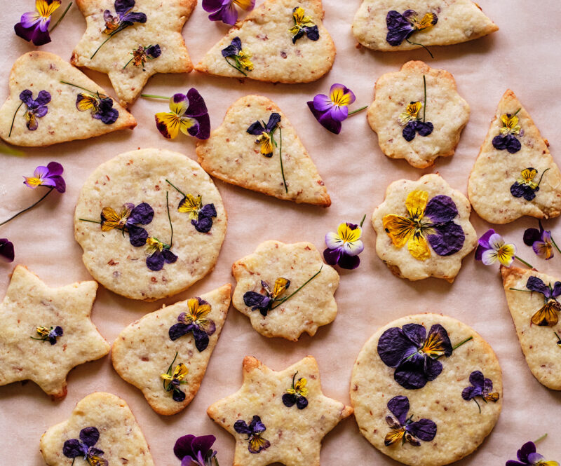 Bakken met eetbare bloemen