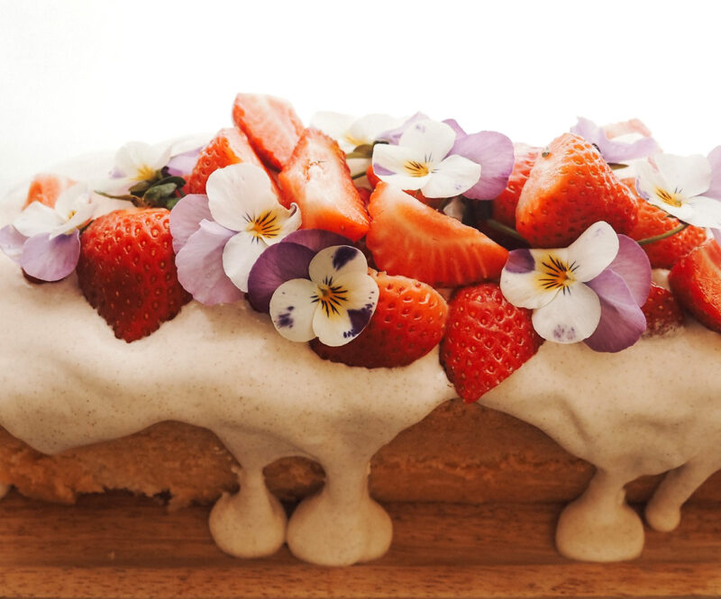 Cake met aardbeien, kaneel en bloemen