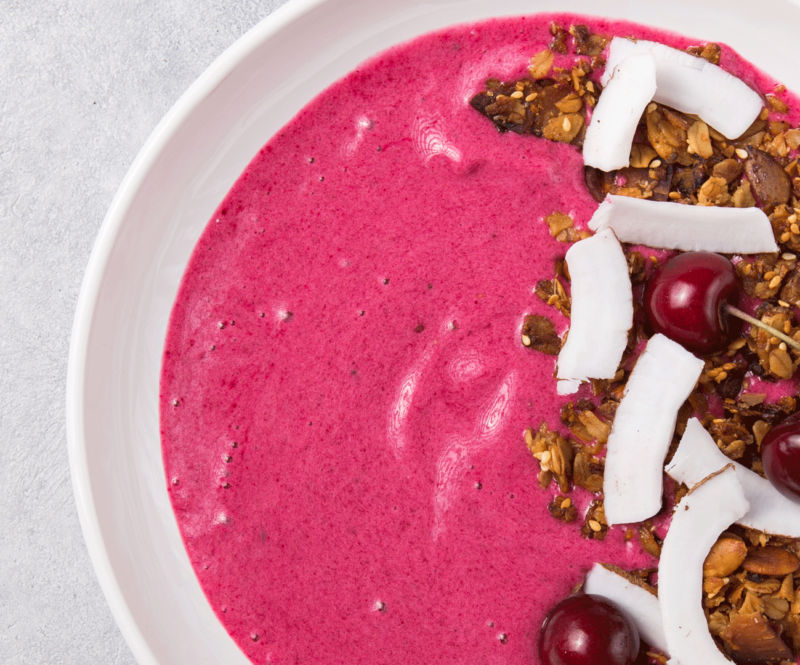 Smoothiebowl met zelfgemaakte granola