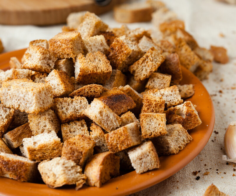 Croutons maken voor in je salade: 3 variaties