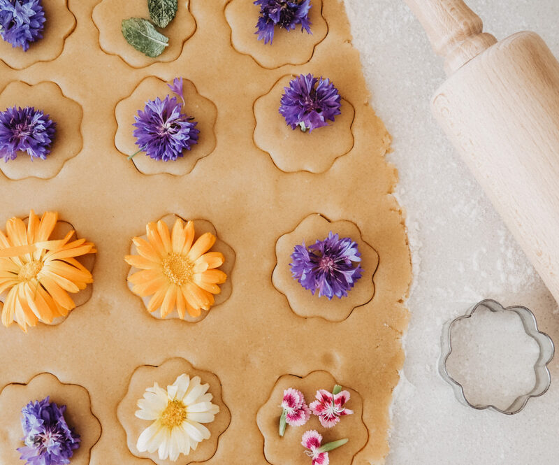 Koekjes bakken met eetbare bloemen