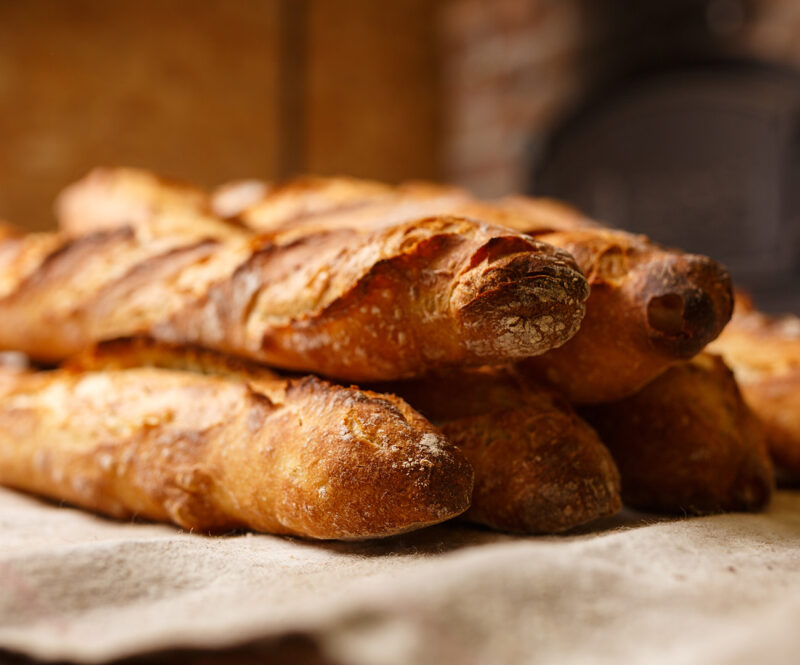 Met deze tips kun je het lekkerste stokbrood bakken (en dit doe je met de restjes)