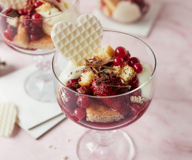 Maak een zomerse trifle met fruit en yoghurt