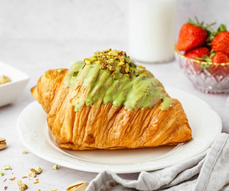 Croissants met zelfgemaakte pistachepasta