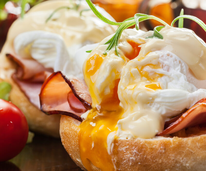 Simpele eggs benedict om te maken op zondagochtend