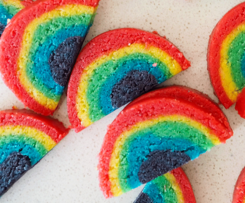 Regenboogkoekjes bakken met kinderen