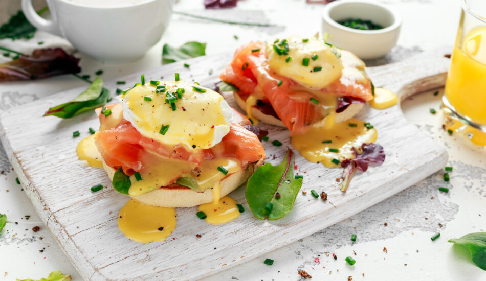 Eggs,Benedict,On,English,Muffin,With,Smoked,Salmon,,Lettuce,Salad