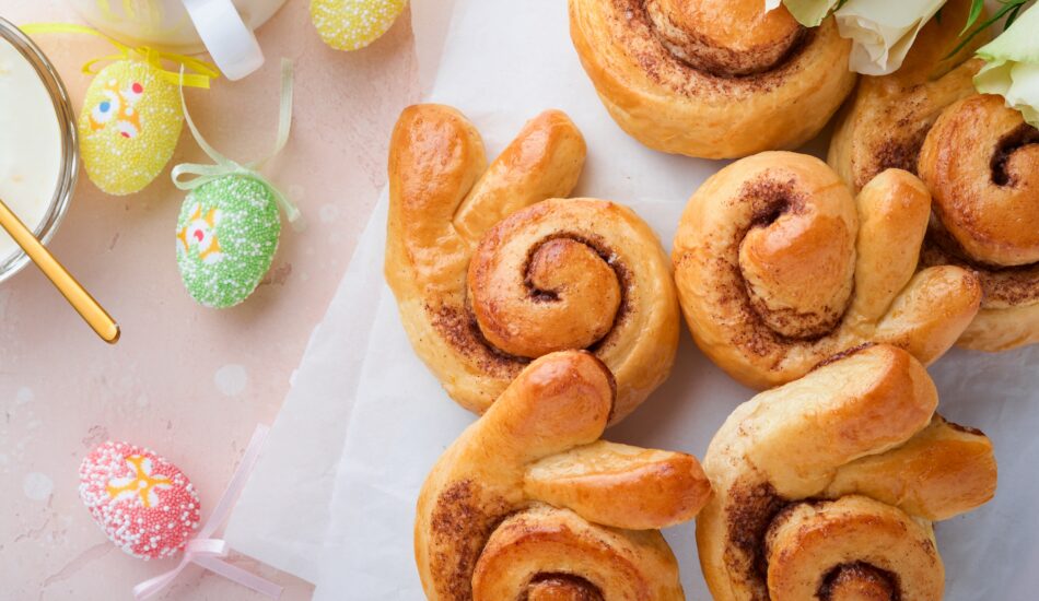 Easter,Breakfast,Holliday,Concept.,Easter,Bunny,Buns,Rolls,With,Cinnamon