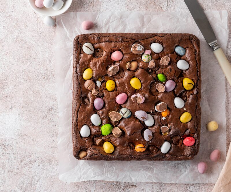 Bakken voor Pasen: brownie met paaseieren